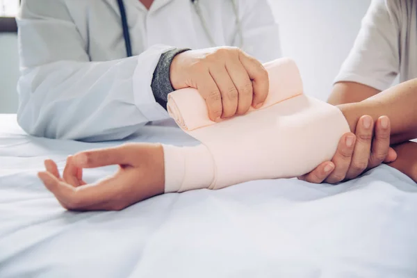 Doktorlar kol yaralılar tedavi 