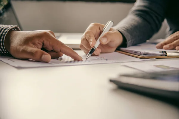 Business Team Som Arbetar Med Dokument Finance Och Graph Öppet — Stockfoto