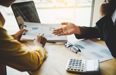 Takım için muhasebe belgeleri ve birlikte çalışma sunmak ve sorunu çözmeye yardımcı olmak için takım çalışması üzerinde çalışıyor.