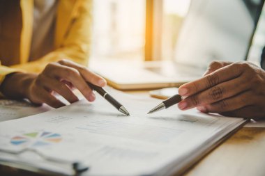 İş takım muhasebe belgeleri ve birlikte çalışma sunmak ve sorunu çözmeye yardımcı olmak için takım çalışması üzerinde çalışıyor.