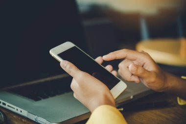 İşadamları akıllı telefonlar ve laptop bağlanmak ve ofiste bilgi bulmak için kullanın