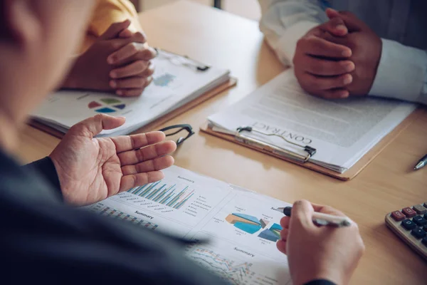 Business Team Arbetar Redovisningsdokument Och Team Arbetar Tillsammans För Att — Stockfoto