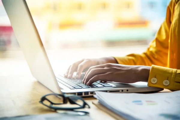 Eine Frau Die Bei Der Arbeit Laptop Arbeitet Mit Goldenem — Stockfoto