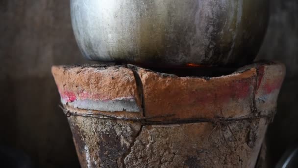 Pot Pişirmek Soba Üzerinde Yer Alıyor Yangın Sıcak — Stok video