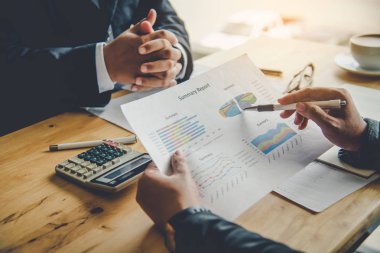 Takım iş adamı iş. dizüstü bilgisayar ve açık alan Office smartphone ile çalışma. Toplantı rapor devam ediyor