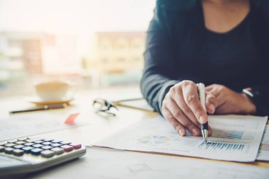 İş adamları iş analizi grafikleri ve belgeler ile hesaplarında üzerinde çalışıyoruz.