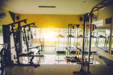 Sabah spor salonunda egzersiz donanımları ve ışık ile bulanıklık.