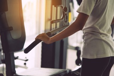 Genç kadınlar egzersiz egzersiz ekipman seçimi ile profesyonel bir spor salonunda.