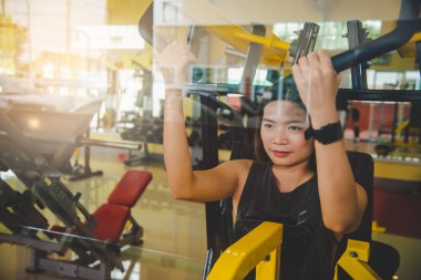 Kadınlar egzersiz egzersiz ekipman seçimi ile profesyonel bir spor salonunda.