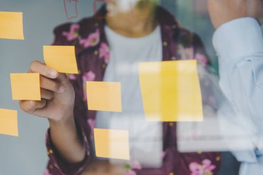 İş adamları iş planları Yönetim Kurulu Toplantı odasında hakkında fikirlerini bulunuyorlar.