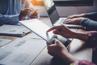 Takım iş adamı iş. dizüstü bilgisayar ve açık alan Office smartphone ile çalışma. Toplantı rapor devam ediyor