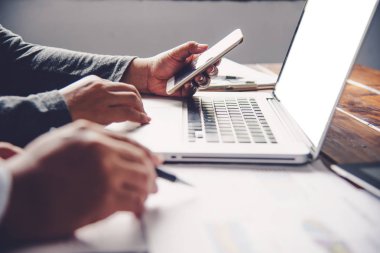 Takım iş adamı iş. dizüstü bilgisayar ve açık alan Office smartphone ile çalışma. Toplantı rapor devam ediyor