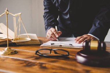 Hukuk tema, Yargıç, icra memurları, kanıta dayalı durumları ve dikkate alınan belgeler çekiç.