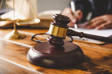 Hukuk tema, Yargıç, icra memurları, kanıta dayalı durumları ve dikkate alınan belgeler çekiç.