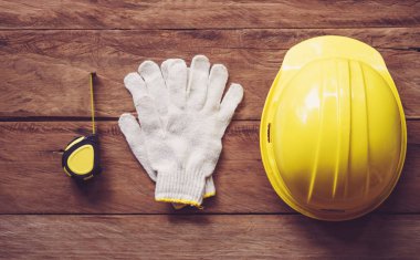 Kask ve aksesuar ahşap bir masa yerleştirilen.