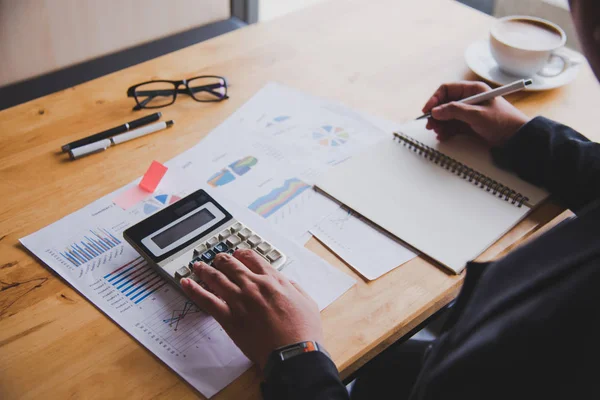 Geschäftsleute Arbeiten Konten Der Geschäftsanalyse Mit Diagrammen Und Dokumentations Laptop — Stockfoto