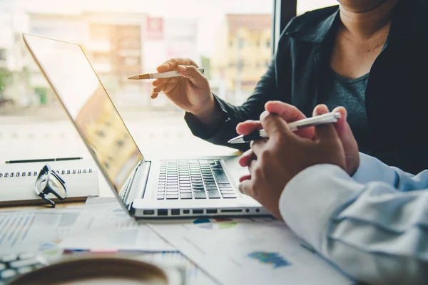 Takım iş adamı iş. dizüstü bilgisayar ve açık alan Office smartphone ile çalışma. Toplantı rapor devam ediyor