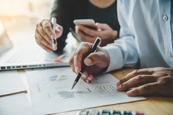 Trabajo Empresario Equipo Trabajar Con Ordenador Portátil Teléfono Inteligente Oficina — Foto de Stock