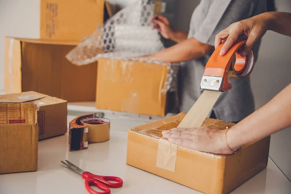 Müşterilere Teslim Etmesi Kahverengi Kutularında Paketli Takım Kadrosu — Stok fotoğraf