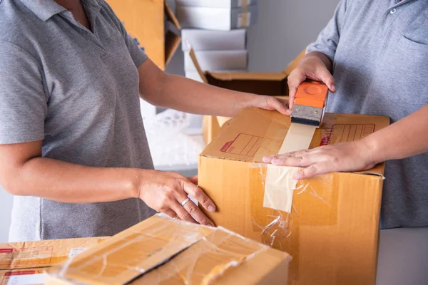 Personal Del Equipo Empaquetado Cajas Marrones Para Entregar Los Clientes — Foto de Stock