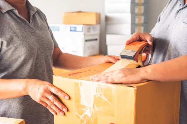Müşterilere Teslim Etmesi Kahverengi Kutularında Paketli Takım Kadrosu — Stok fotoğraf