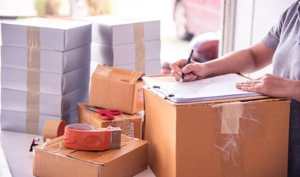 Agent Vérifie Les Marchandises Dans Entrepôt — Photo