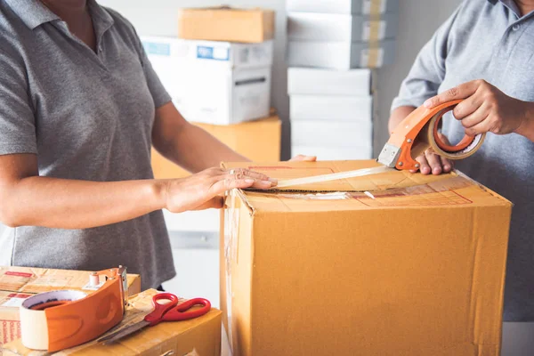 Müşterilere Teslim Etmesi Kahverengi Kutularında Paketli Takım Kadrosu — Stok fotoğraf