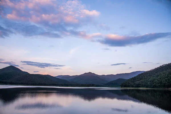 夕阳秀丽的山与河景观 — 图库照片