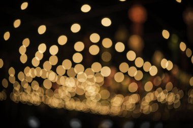 Renkli ışıklar arka planı bulanıklaştırıyor. Geceleyin kutlama..