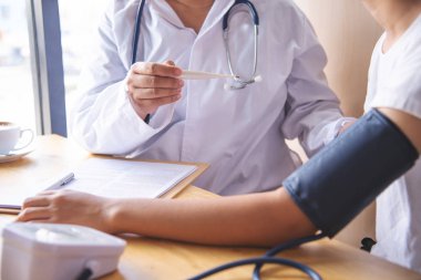 Doktorlar termometreyi hastanın durumunu tedavi yaklaşımı olarak kullanırlar..