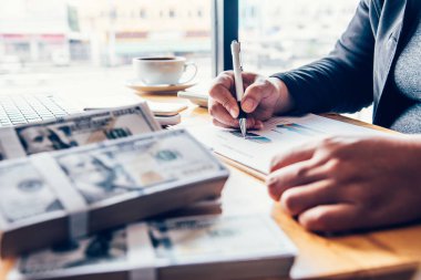 İşadamları kar hesaplamak ve sonuçları kazanç dolar üzerinde çalışıyoruz, 