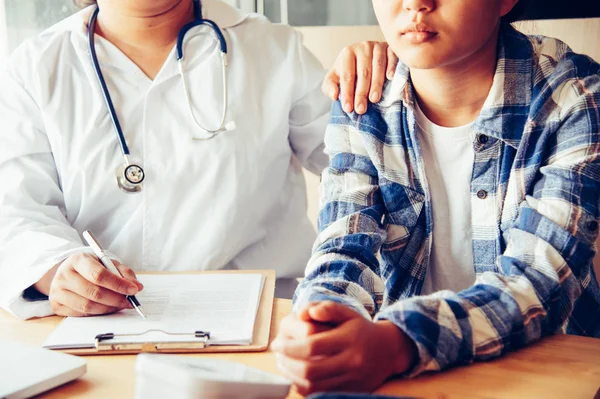 Médico Está Discutiendo Con Paciente Después Examen Físico Los Resultados —  Fotos de Stock