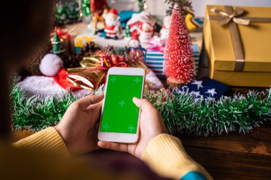 yeşil ekran smartphone kopya alanı ile sipariş online kadın alıcı nakliye Noel yapar