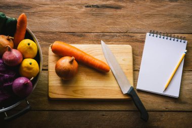 Renkli sebzelerle yemek yapmayı planlıyorum..