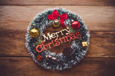 Noel kutlamaları için dekorasyonlar ahşap zemine konur. 