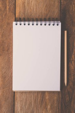 boş defter kalem ahşap tablo ile