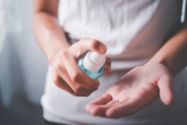 Dezenfekte etmek, bakterilerin yayılmasını önlemek ve korona virüsünü önlemek için el spreyi kullanımı (covid-19).