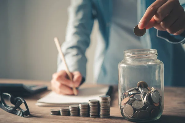 Mano Sosteniendo Monedas Para Poner Alcancía Vidrio Ahorro Cuentas Financieras — Foto de Stock