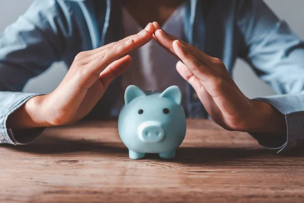 Mão Segurando Porquinho Banco Economizando Dinheiro Finanças Conceitos Contabilidade — Fotografia de Stock