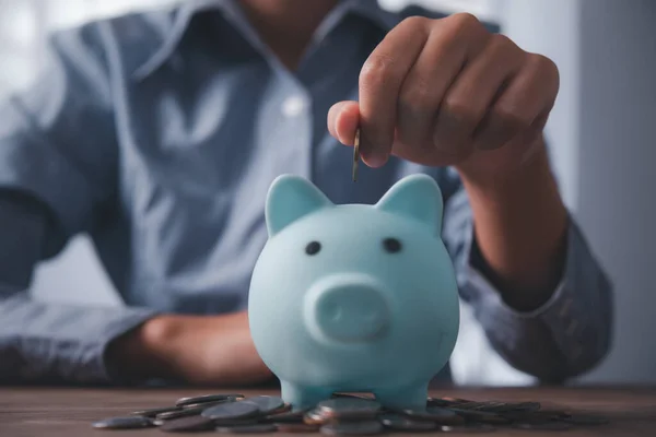 Mão Segurando Moeda Com Porco Porquinho Banco Conceito Poupança Contabilidade — Fotografia de Stock