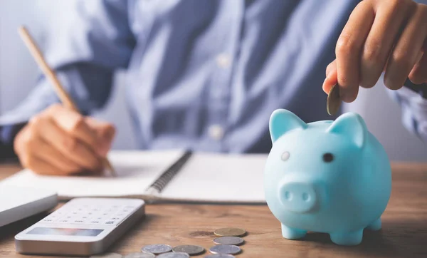 Mão Segurando Moeda Com Porco Porquinho Banco Conceito Poupança Contabilidade — Fotografia de Stock