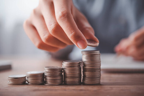  Рука положить монеты деньги на каждой линии растет - бизнес экономии денег концепции для финансового учета