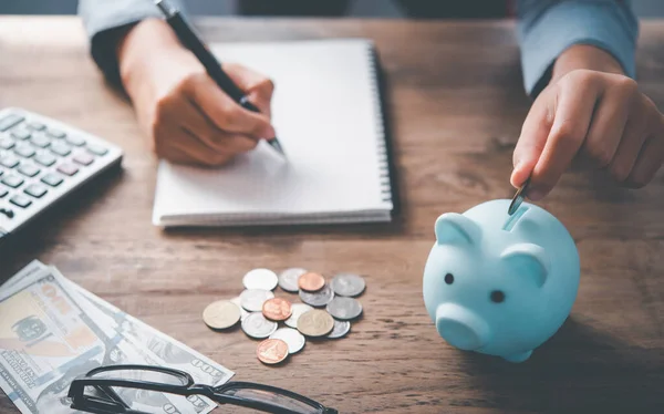 Mão Segurando Moeda Com Porco Porquinho Banco Conceito Poupança Contabilidade — Fotografia de Stock