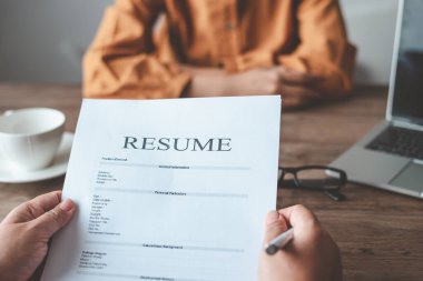 İK yöneticileri, iş başvurusu formunun özgeçmişini dolduran iş başvurularını şirket olarak kabul etmeyi düşünen iş başvurularıyla görüşüyor..