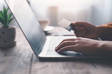 Kadınların elinde bir kredi kartı var ve çevrimiçi alışveriş için online ödeme yapıyorlar.