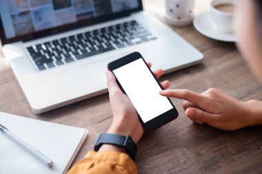 Elinde boş ekran tutan kadın cep telefonu ve parmak dokunuşlarını taklit ediyor. 