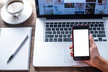 Elinde boş ekran tutan kadın cep telefonu ve parmak dokunuşlarını taklit ediyor. 