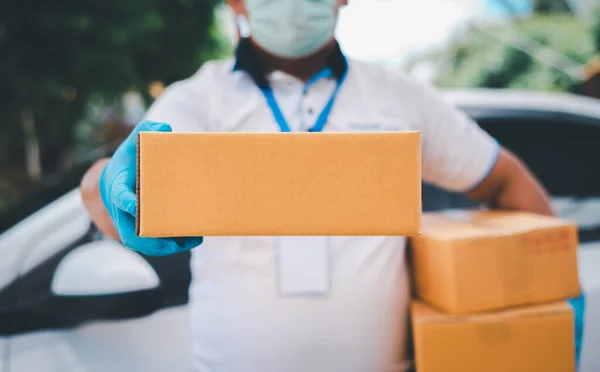 Los Trabajadores Entrega Masculinos Usan Rostros Saneamiento Guantes Para Entregar — Foto de Stock