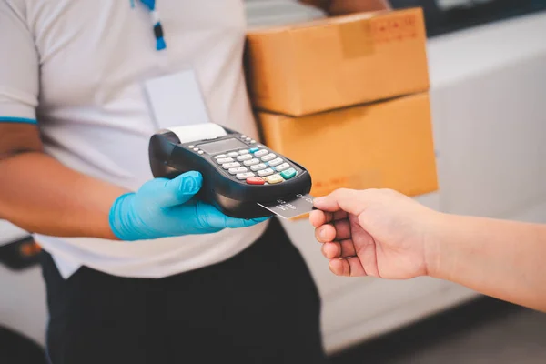 Manliga Leveranspersonal Bär Sanitära Ansikten Och Slitagehandskar Levererar Varor Eller — Stockfoto