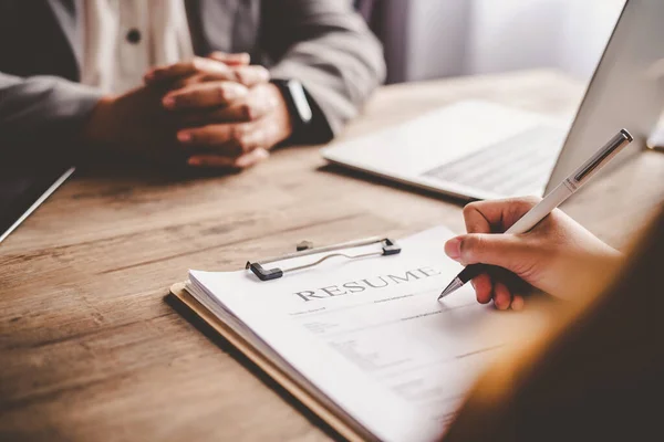 Gerente Recursos Humanos Está Explicando Trabalho Para Candidato Emprego Antes — Fotografia de Stock